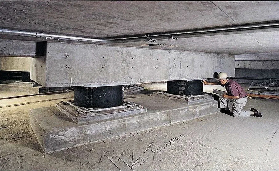Projeto de isolamento sísmico de base em Porto Alegre: dimensionamento e verificação local